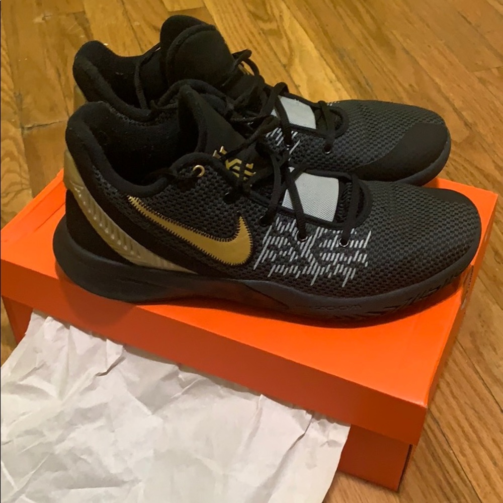 Basketball shoes